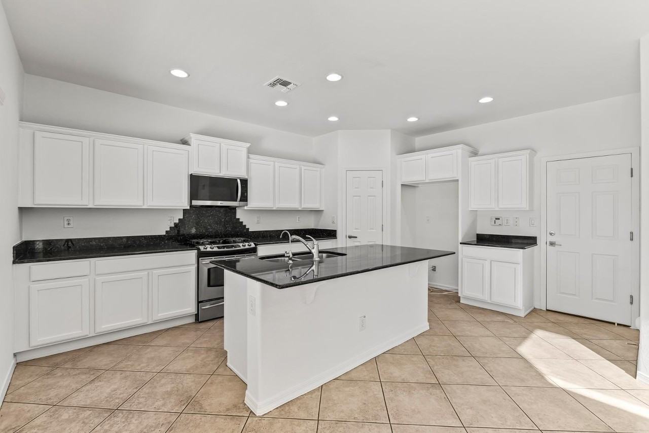 2535 W Lucia Dr - Photo 4 of 16