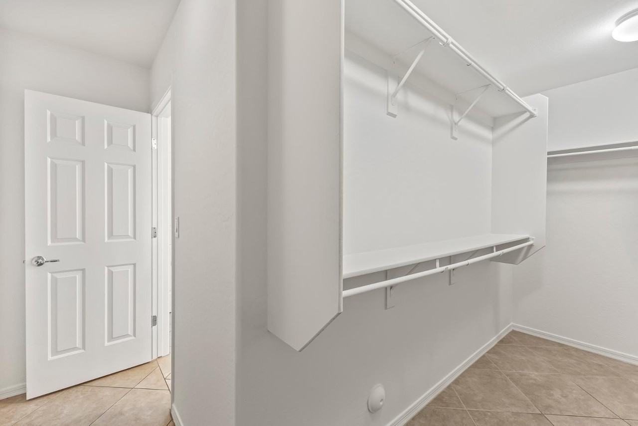 2535 W Lucia Dr - Photo 5 of 16