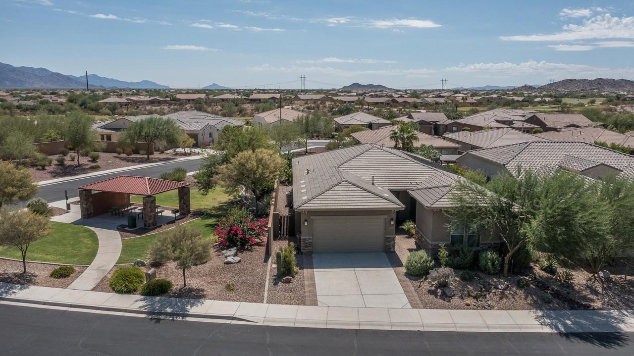 18215 W Desert Sage Dr - Photo 2 of 43