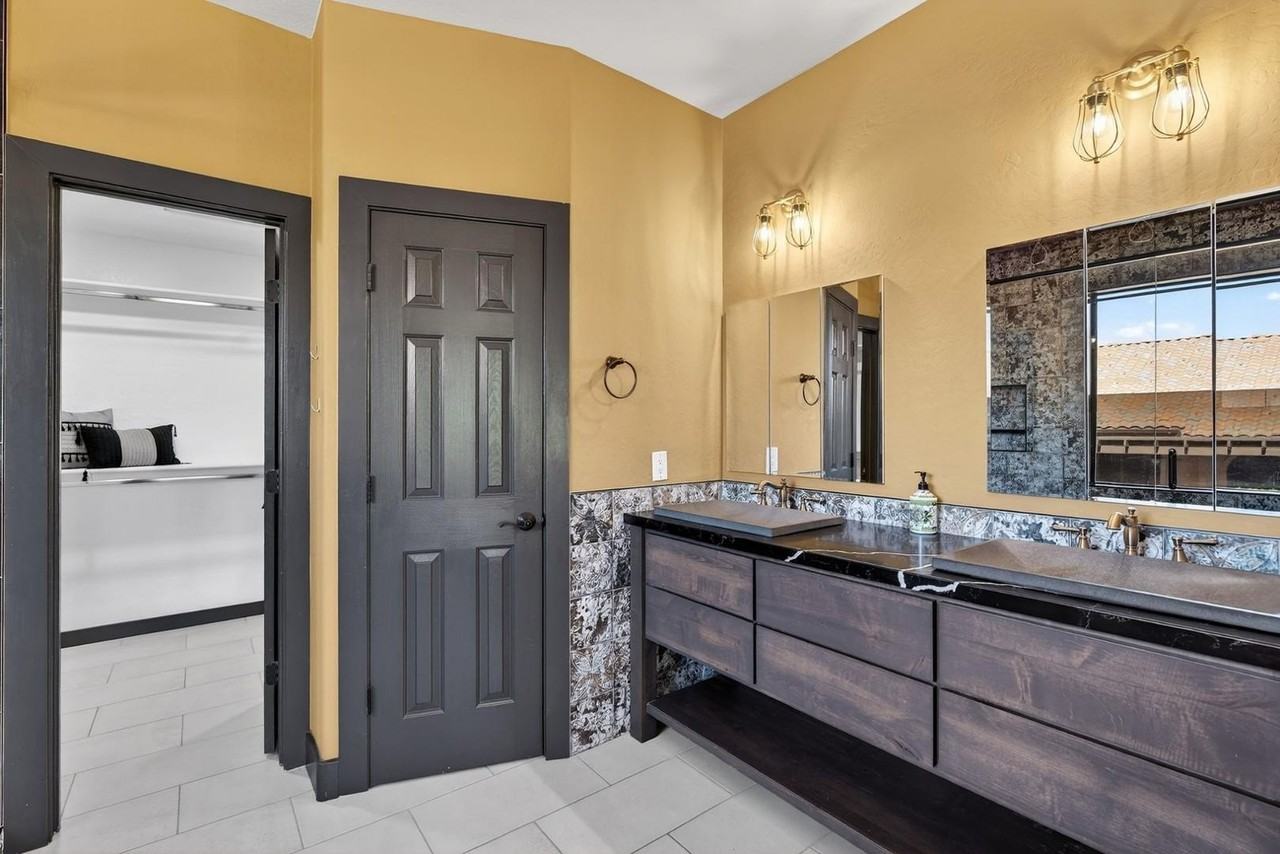 6932 E Pearl St - Photo 4 of 25