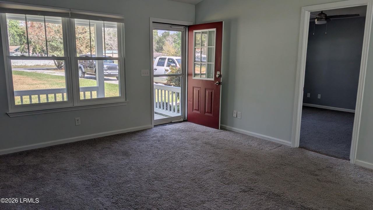 37 Burlington Cir - Photo 4 of 27