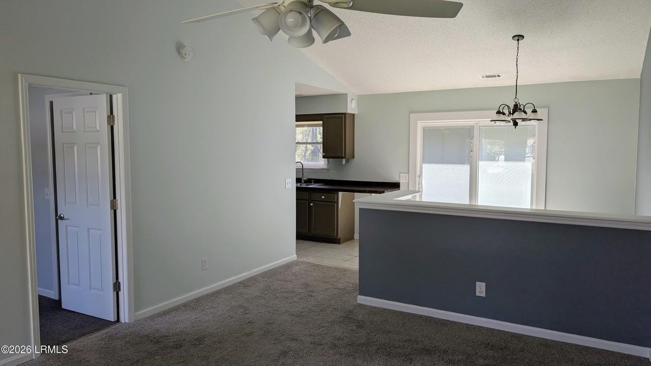 37 Burlington Cir - Photo 5 of 27