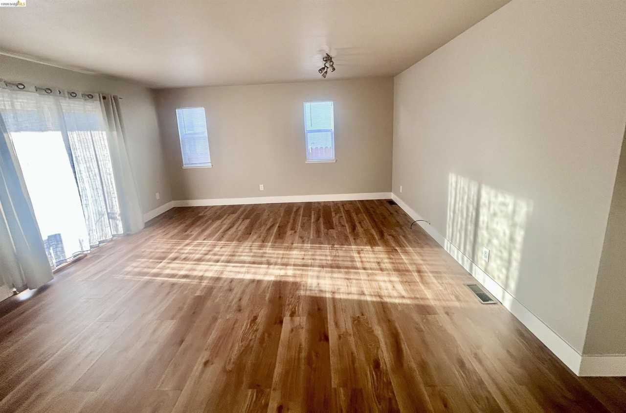 525 Clayton Ave - Photo 3 of 20