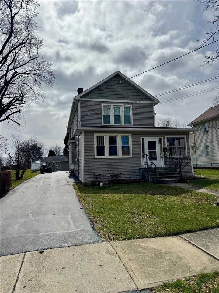 211 Roe Ave - Photo 2 of 13