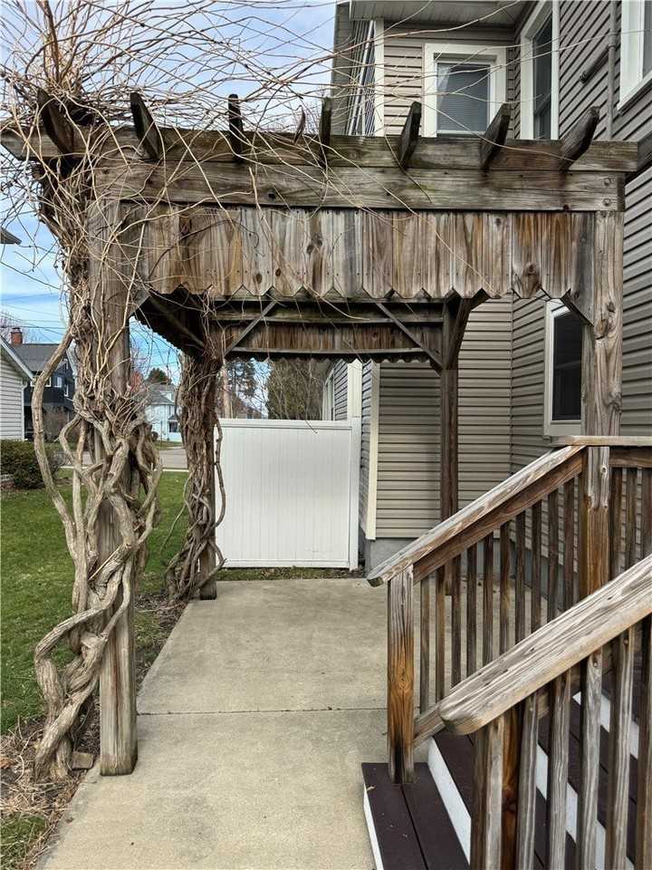 211 Roe Ave - Photo 3 of 13