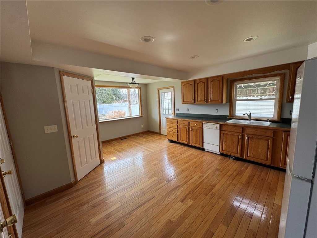 211 Roe Ave - Photo 4 of 13