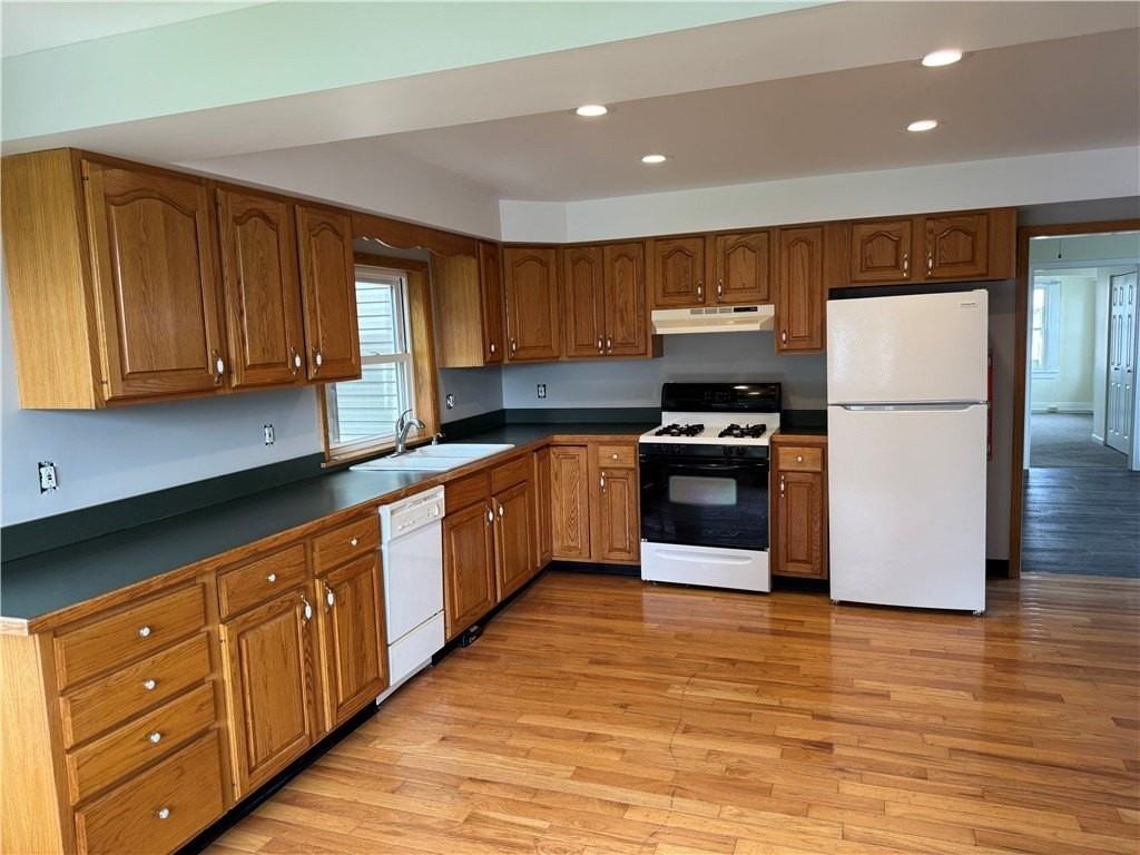 211 Roe Ave - Photo 5 of 13