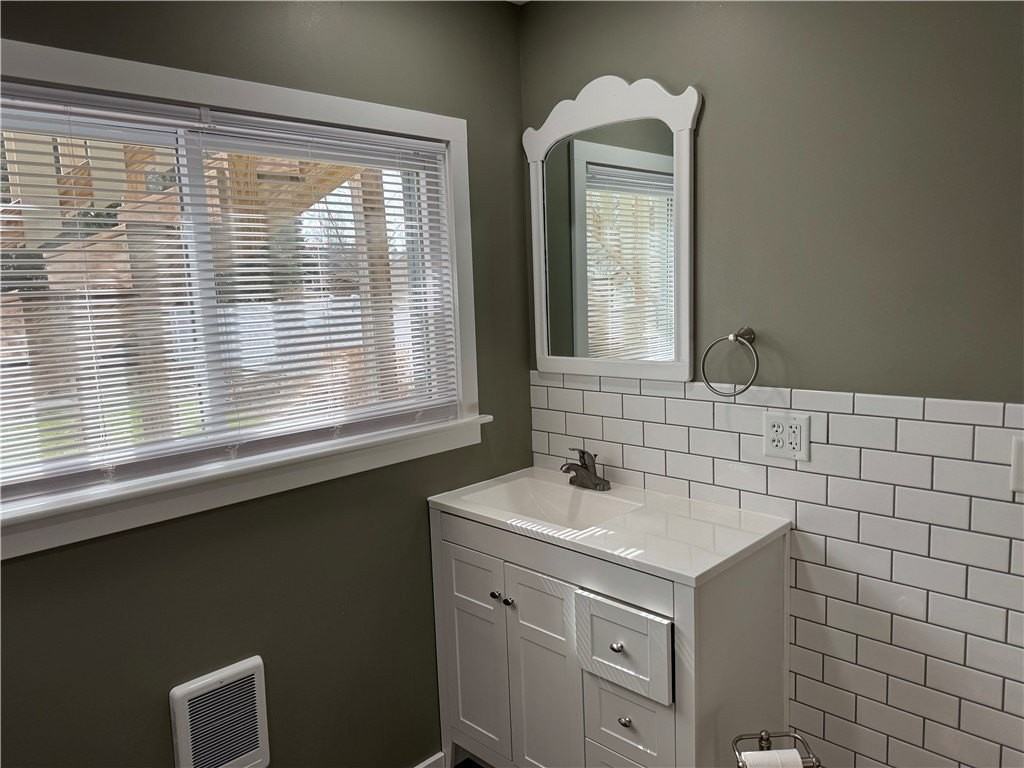 211 Roe Ave - Photo 6 of 13