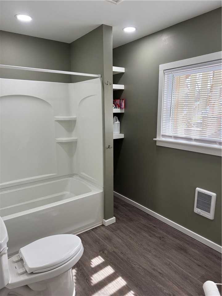 211 Roe Ave - Photo 7 of 13