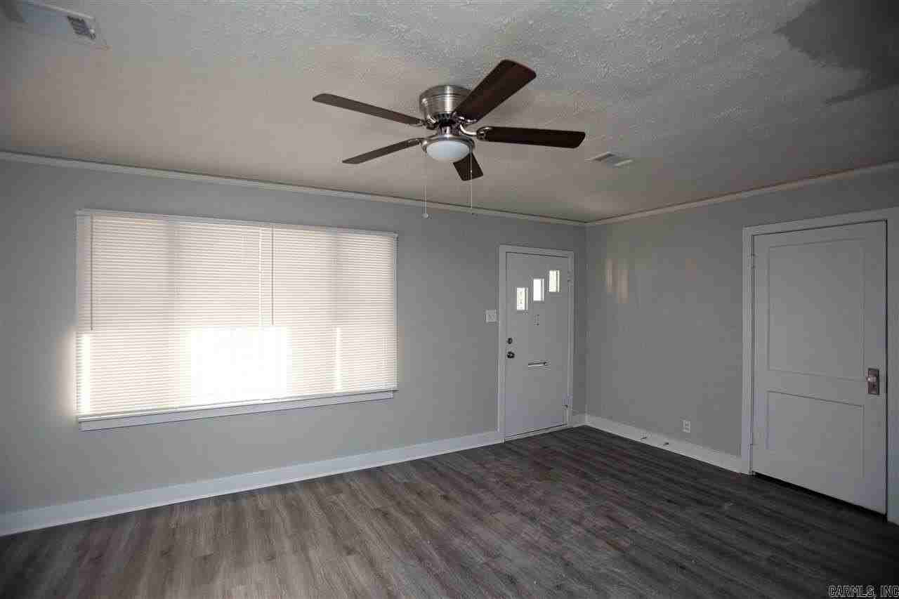 926 W 29th St - Photo 3 of 12