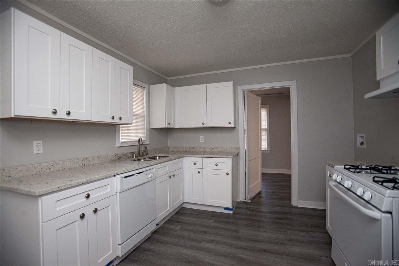 926 W 29th St - Photo 4 of 12