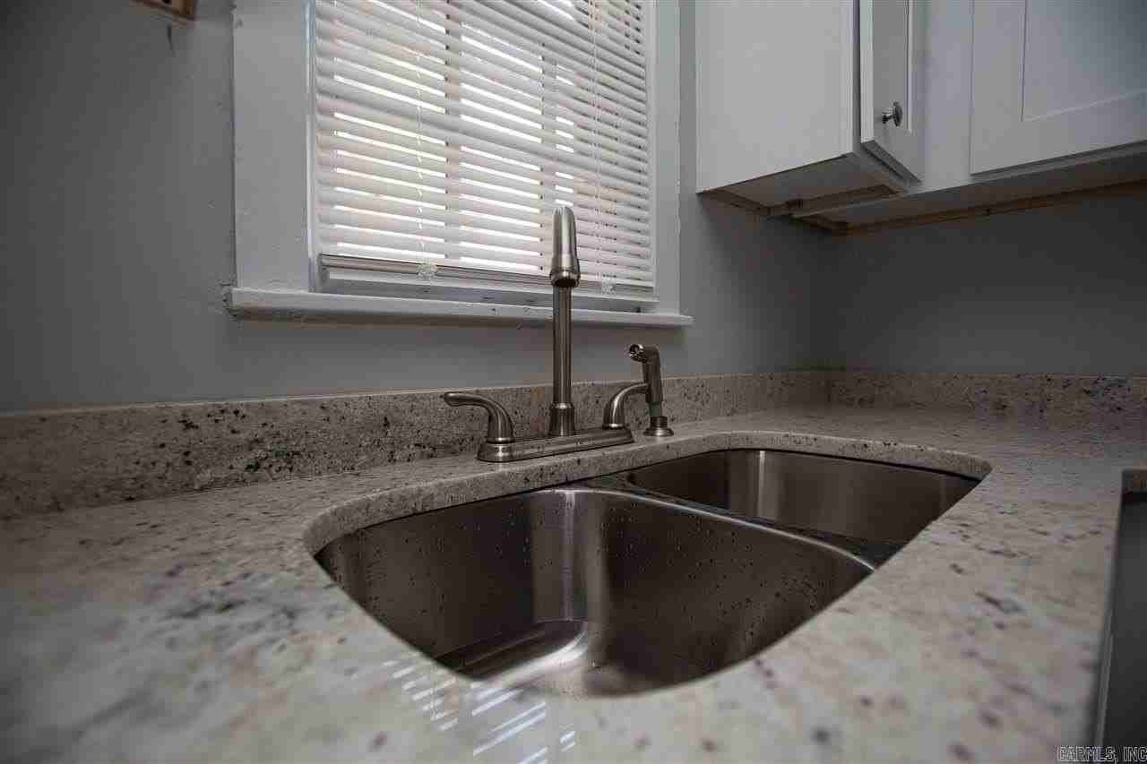 926 W 29th St - Photo 5 of 12