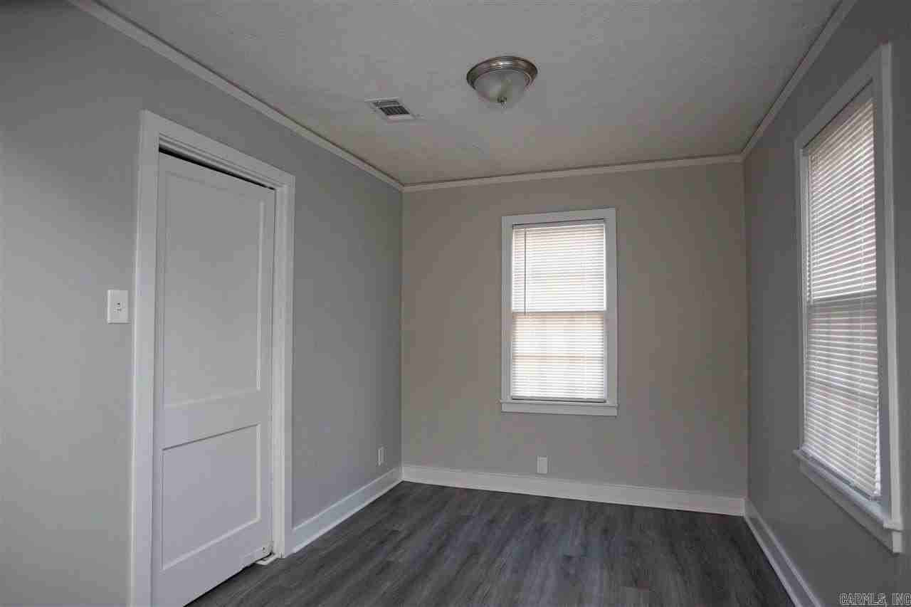 926 W 29th St - Photo 6 of 12