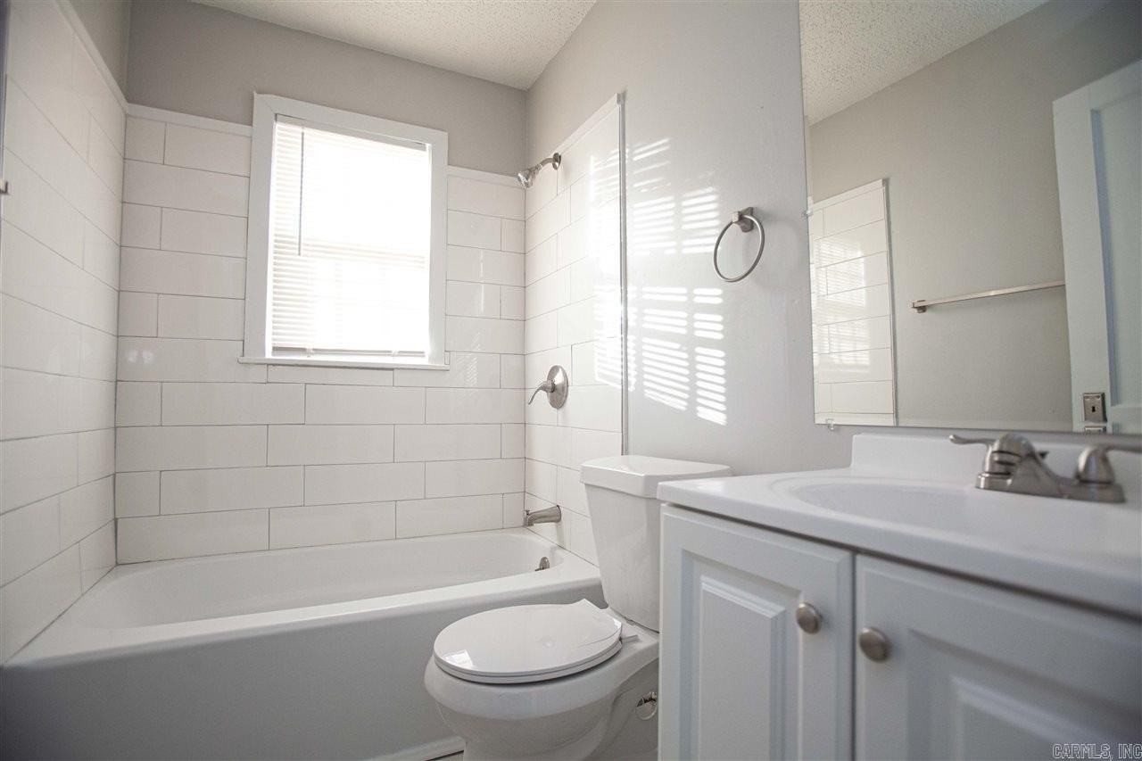 926 W 29th St - Photo 7 of 12