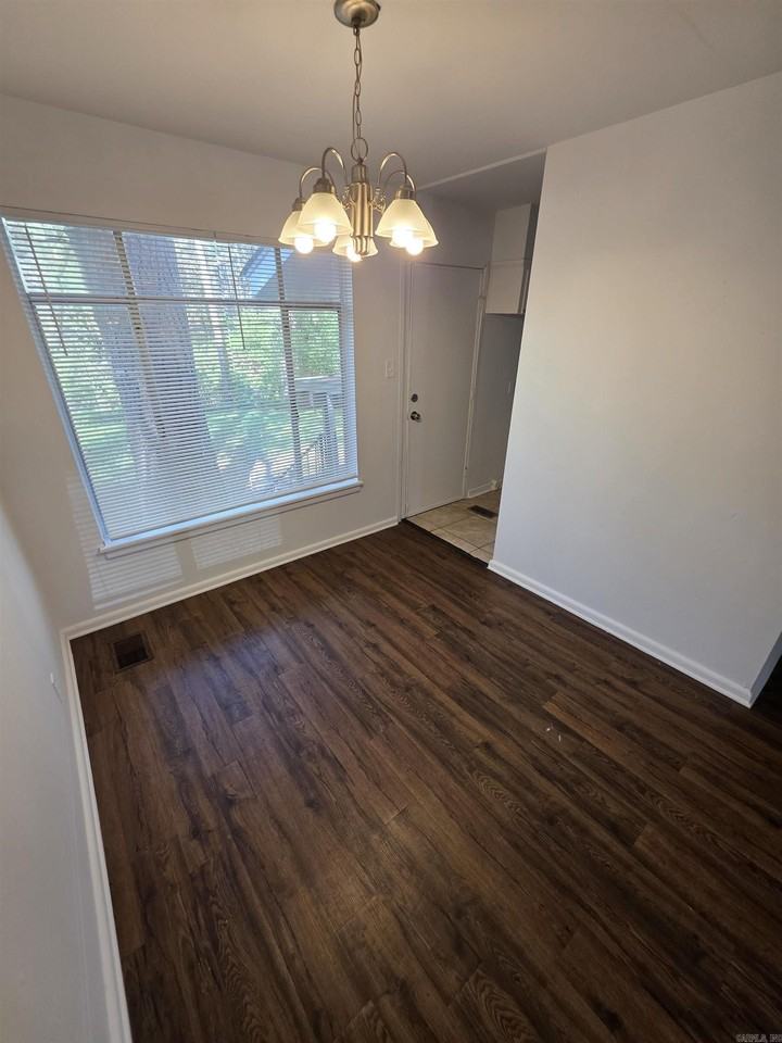 107 Broadmoor Dr - Photo 3 of 13