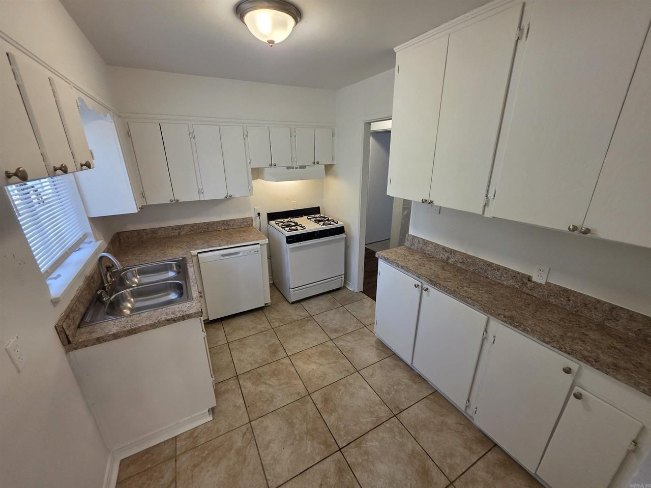 107 Broadmoor Dr - Photo 4 of 13