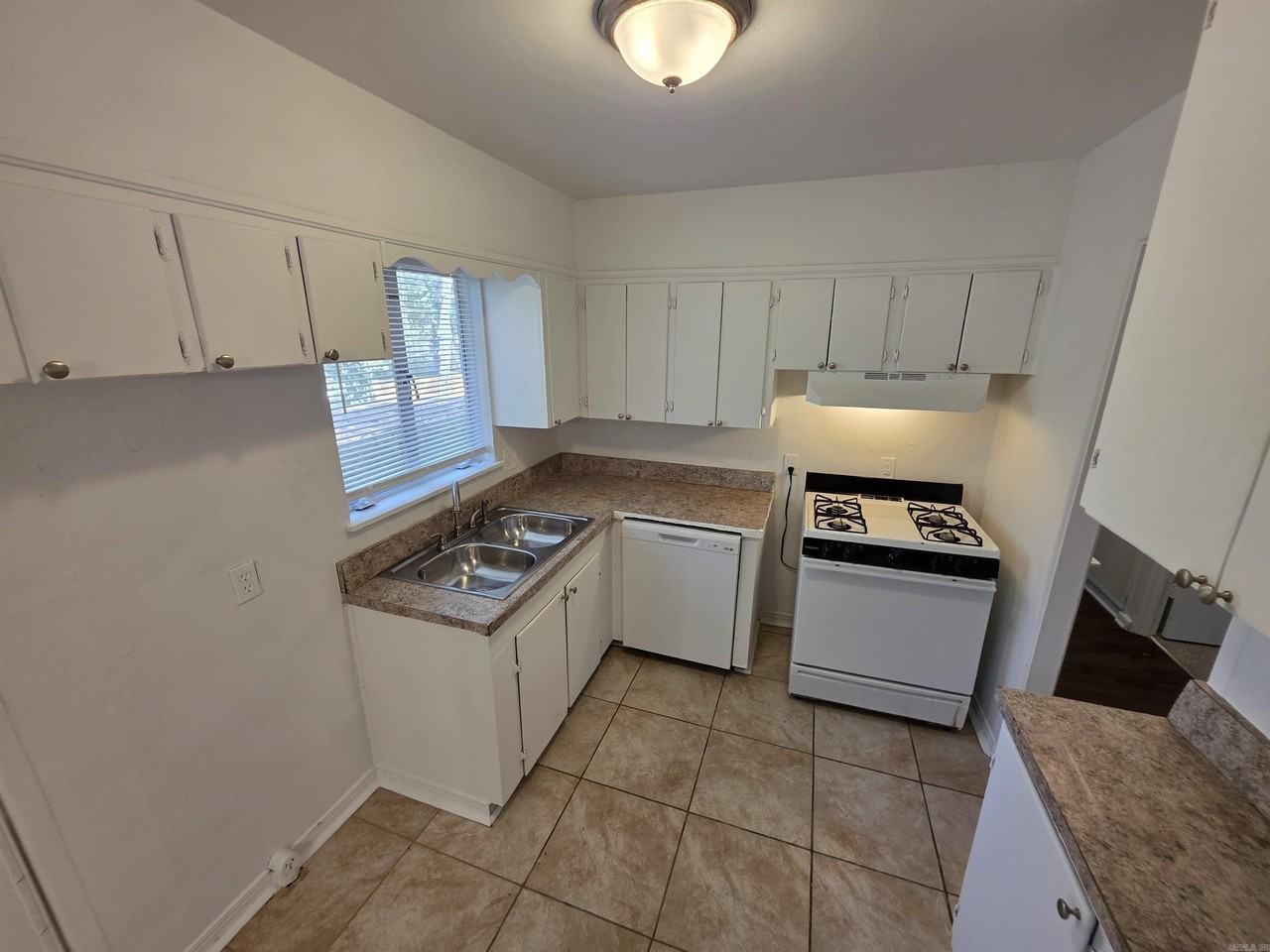 107 Broadmoor Dr - Photo 5 of 13