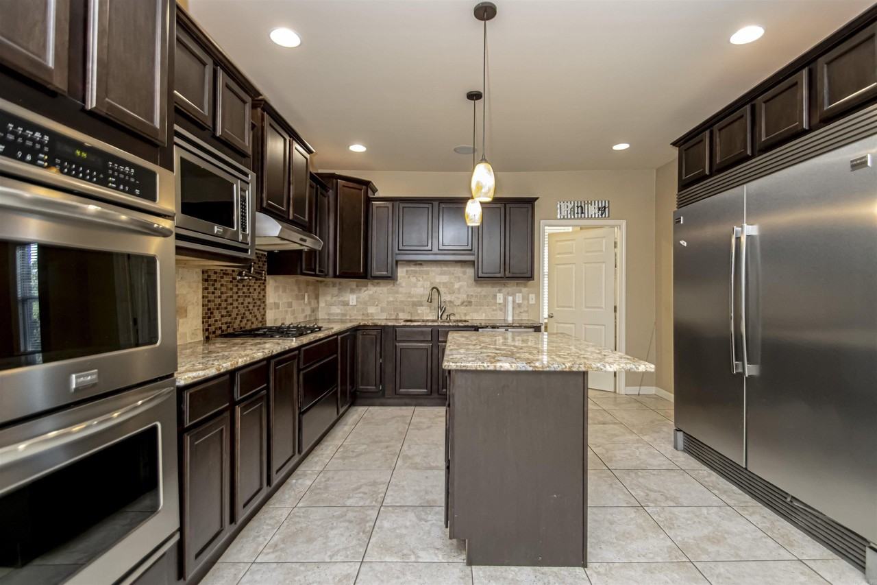 1201 W 35th St - Photo 6 of 11