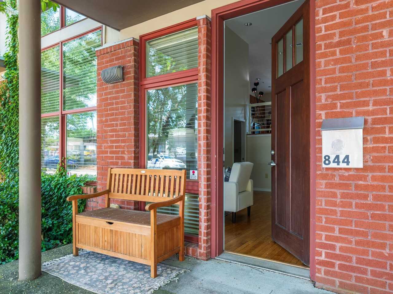 844 E 8th St - Photo 4 of 44