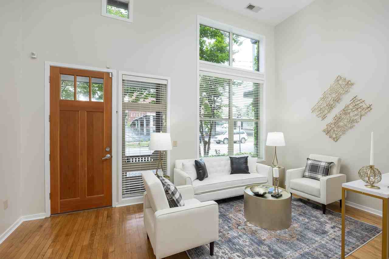 844 E 8th St - Photo 6 of 44