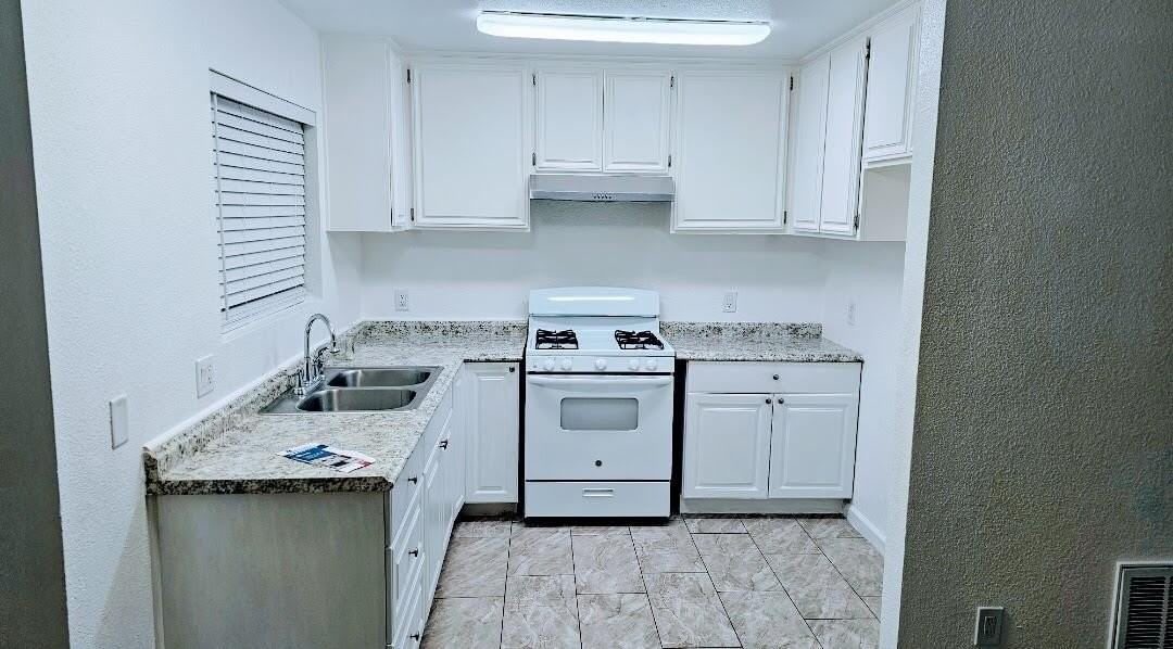 43965 Towne St Apt 101 - Photo 2 of 14