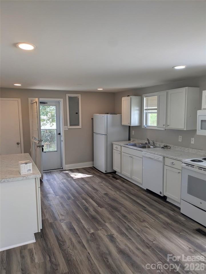 806 N Woodland Dr - Photo 4 of 27