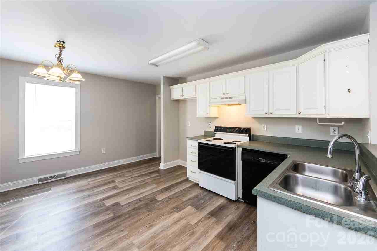 814 King Arthur Dr - Photo 6 of 25