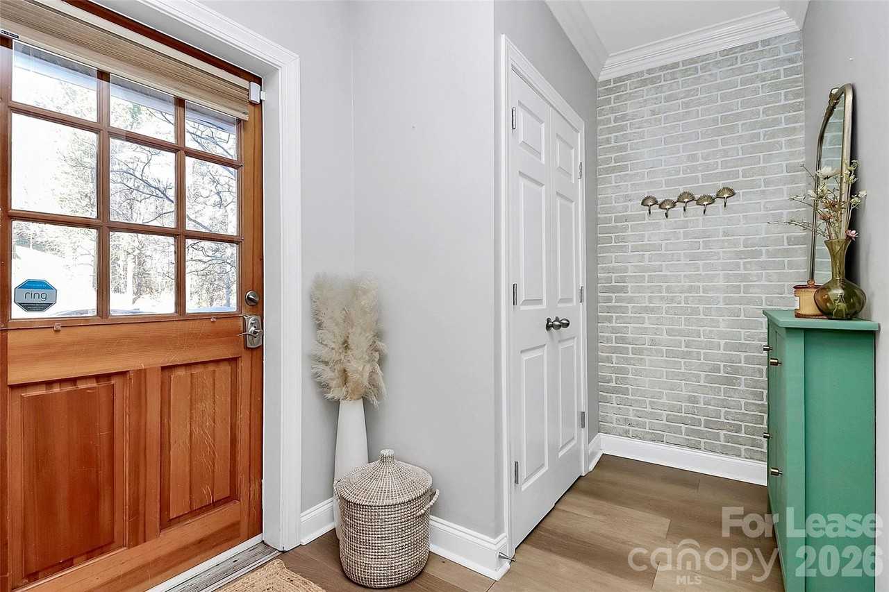 105 S Summit Ave - Photo 4 of 39