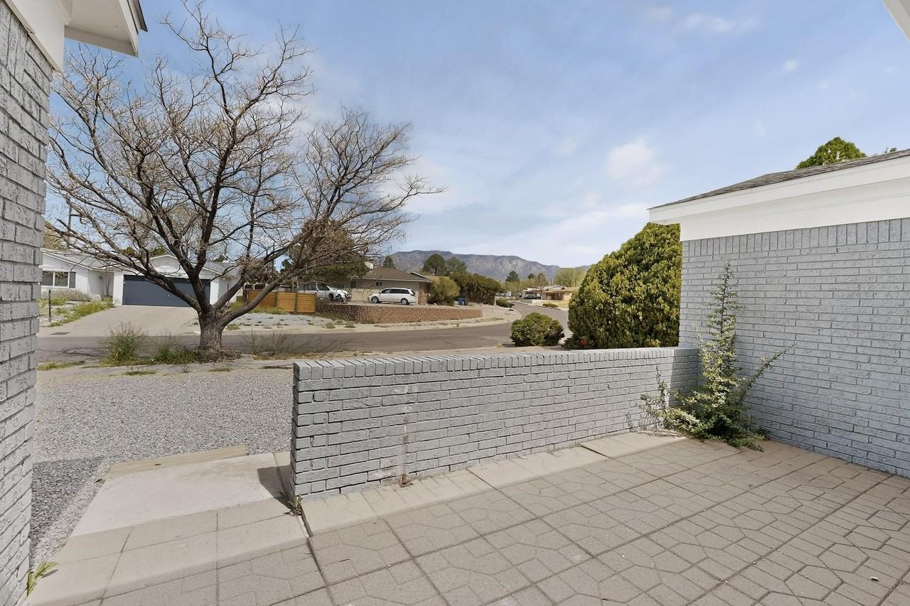 12008 Golden Gate Ave Ne - Photo 4 of 41