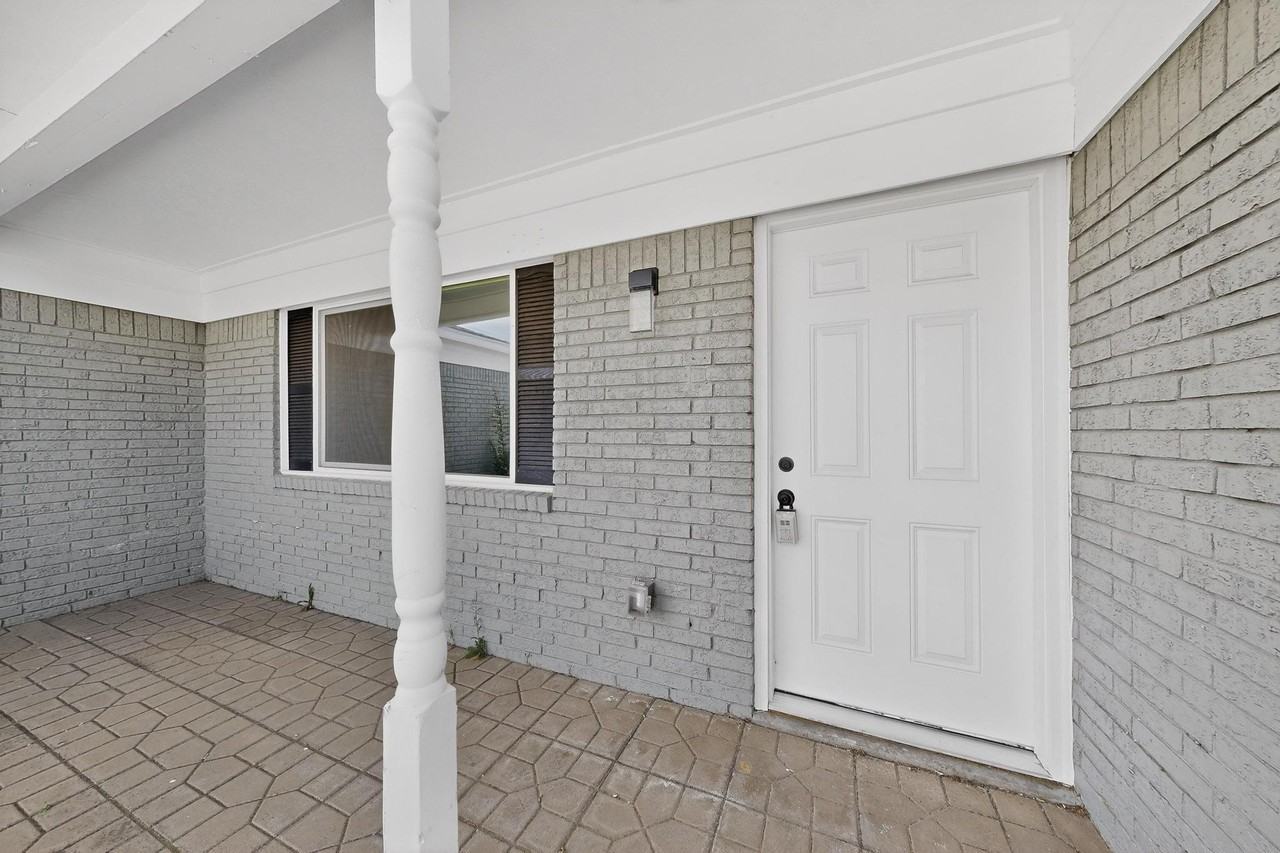 12008 Golden Gate Ave Ne - Photo 5 of 41