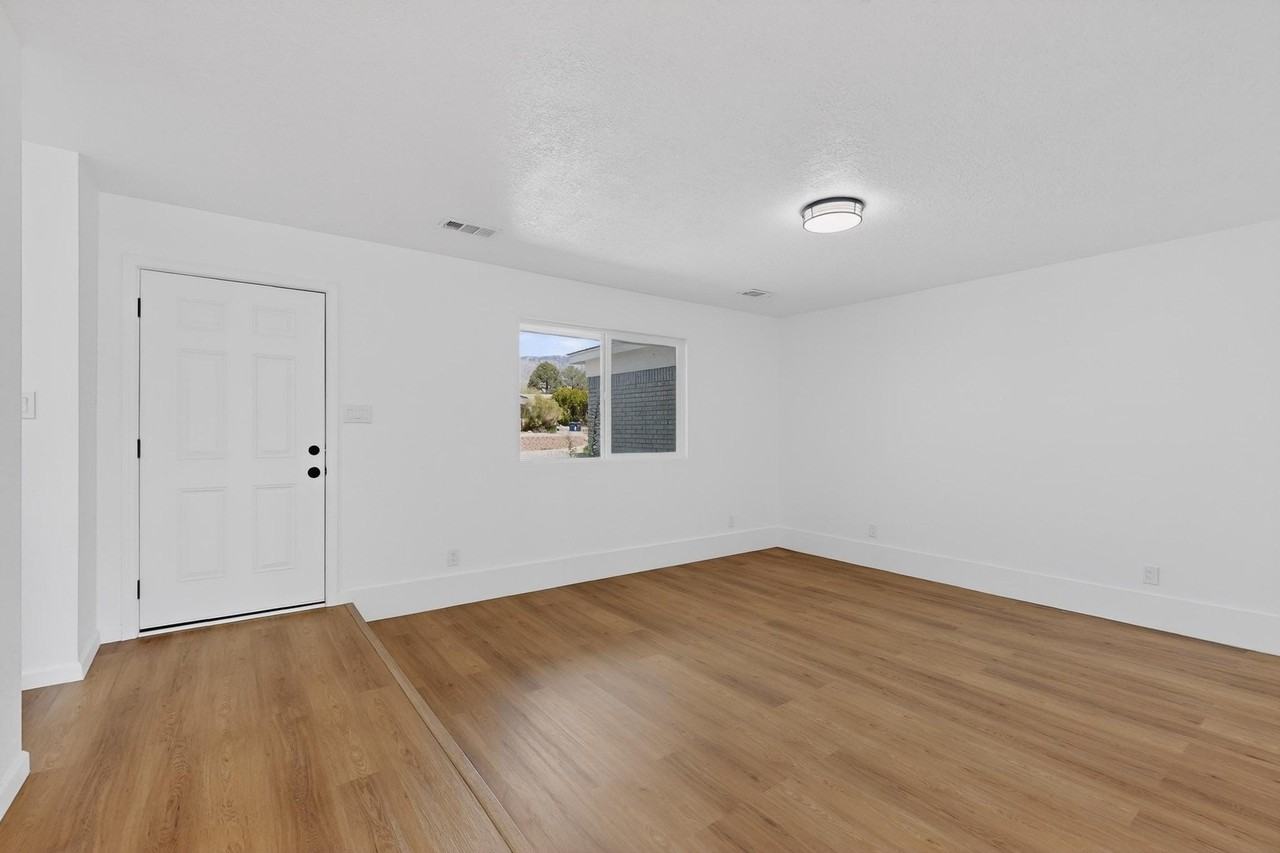 12008 Golden Gate Ave Ne - Photo 6 of 41