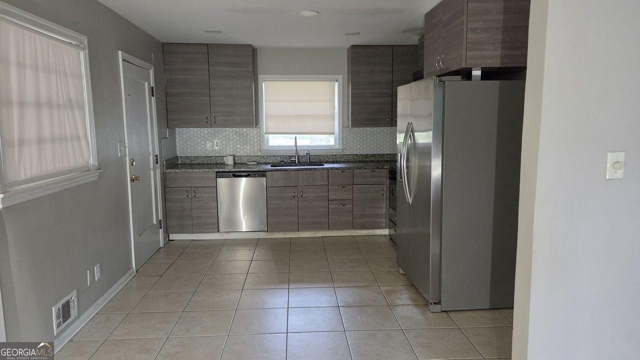 136 Hillsdale Dr Se - Photo 2 of 16