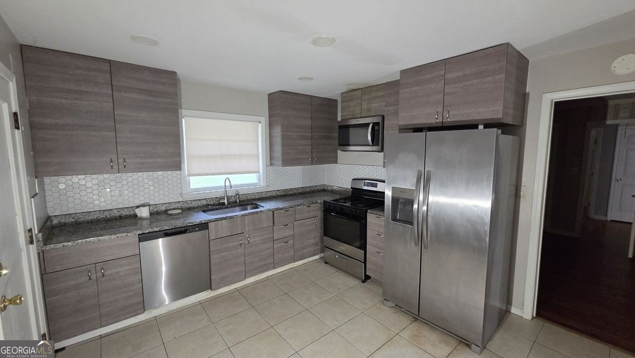 136 Hillsdale Dr Se - Photo 3 of 16