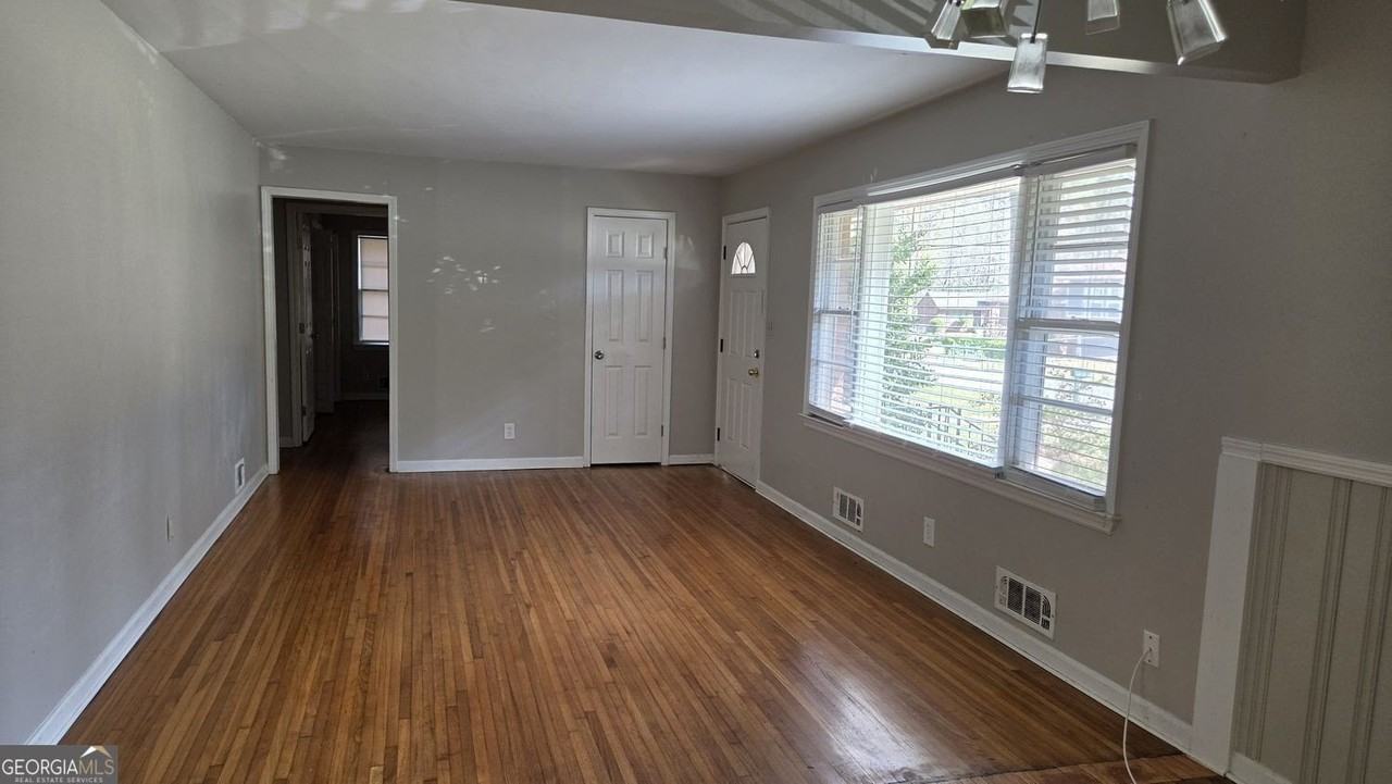 136 Hillsdale Dr Se - Photo 4 of 16