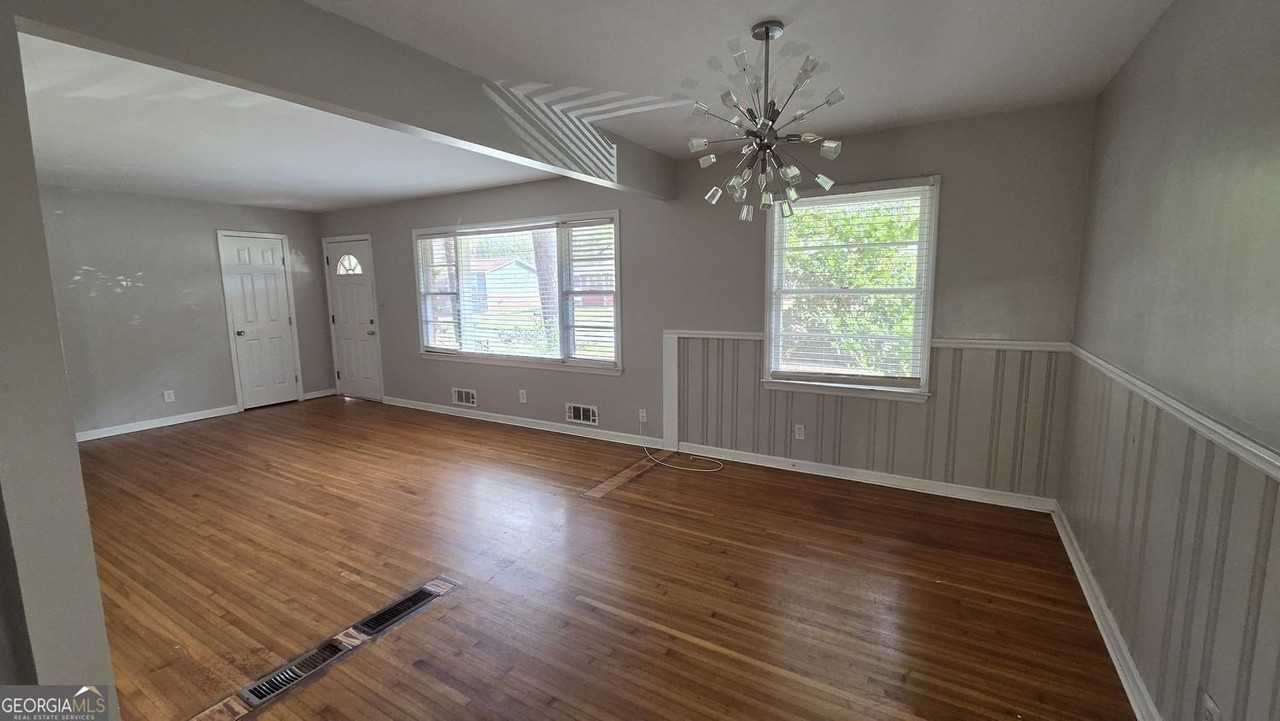 136 Hillsdale Dr Se - Photo 5 of 16