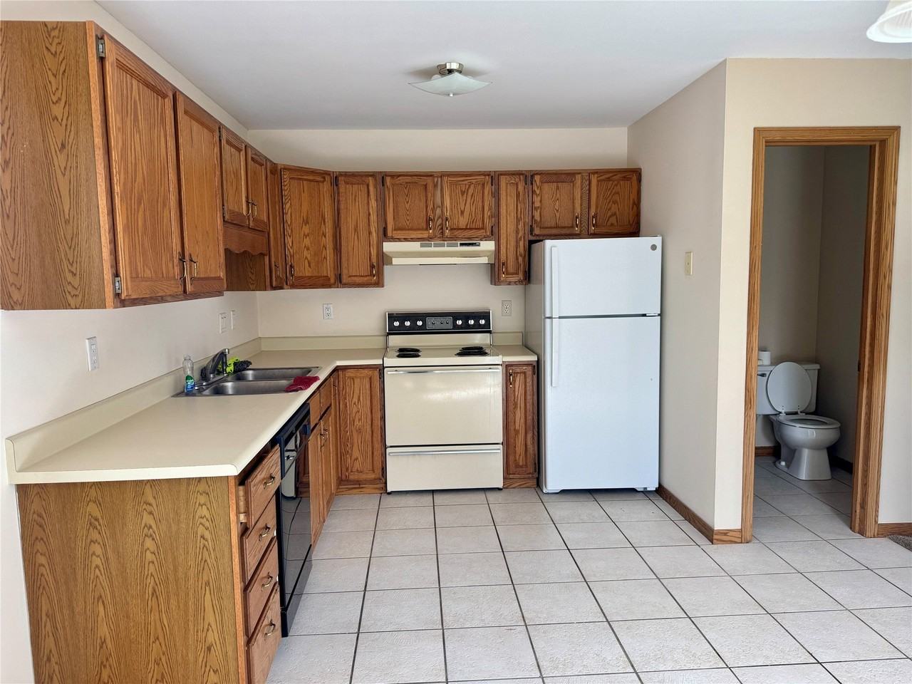 4032 Canterbury Dr - Photo 3 of 13