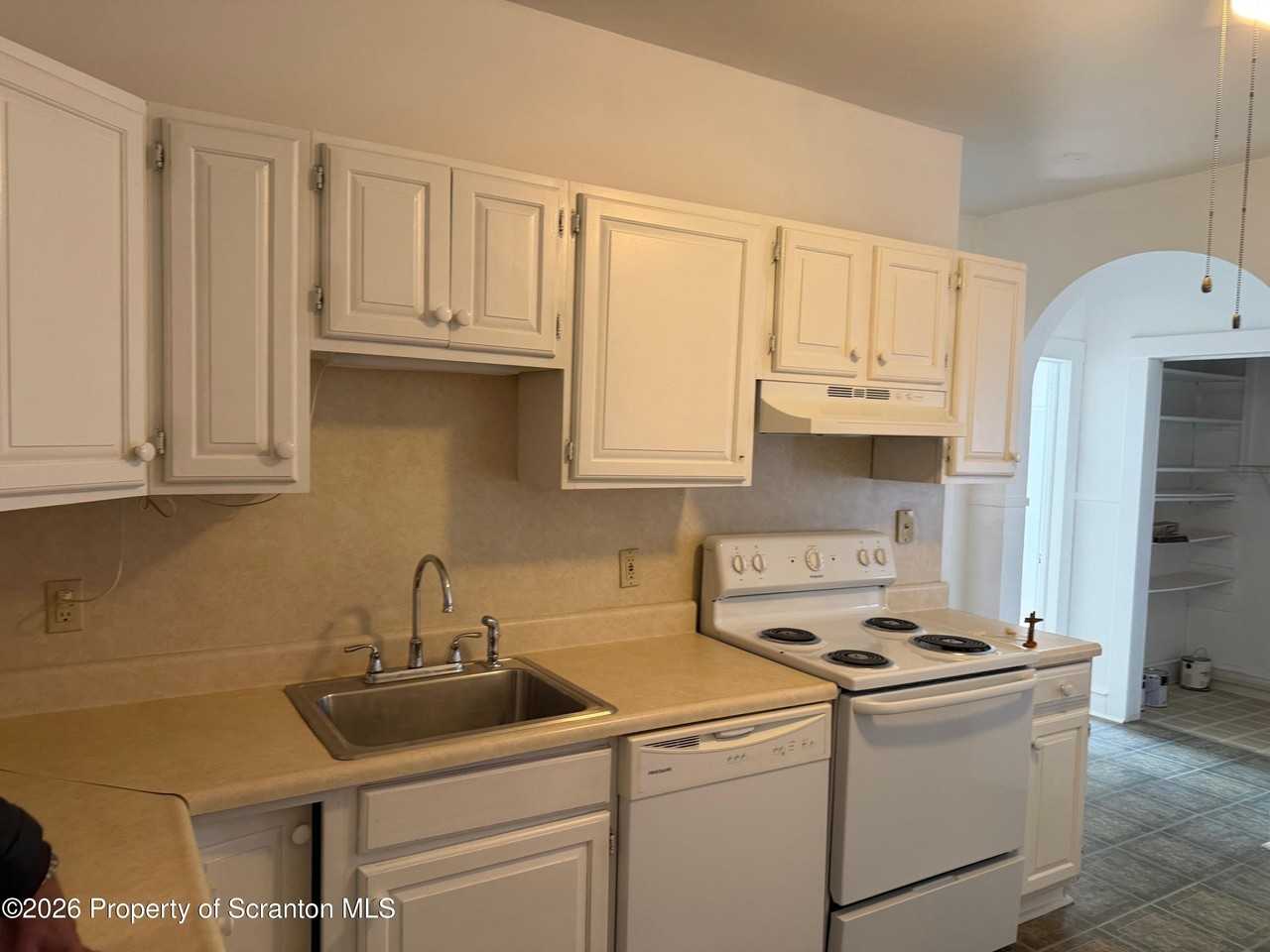 420 Smith St Apt 1st - Photo 4 of 8