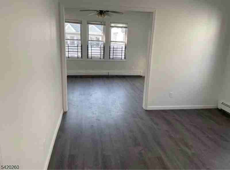 194 Hobson St - Photo 2 of 4