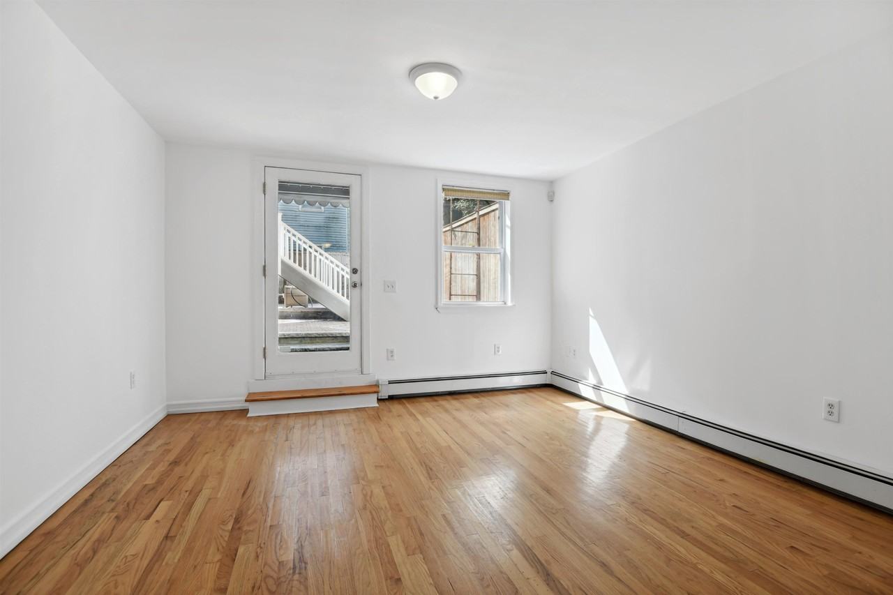 113 Sussex St #GRDN - Photo 3 of 15