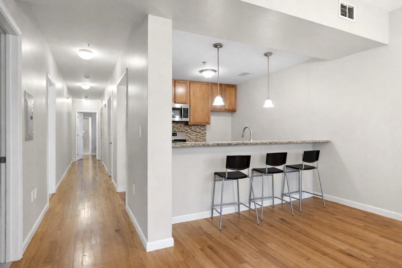 612 12th St #4 - Photo 2 of 11