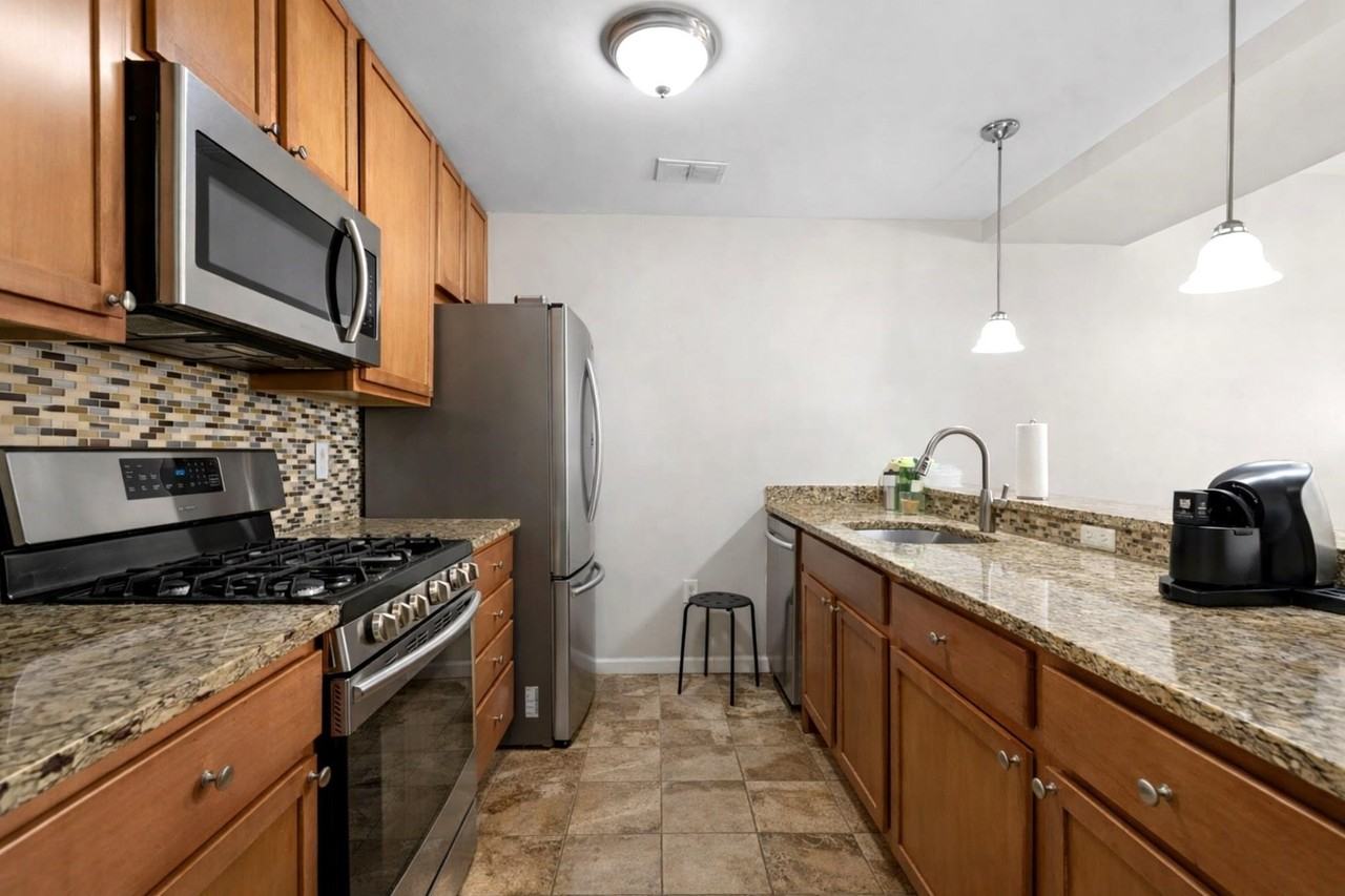 612 12th St #4 - Photo 3 of 11