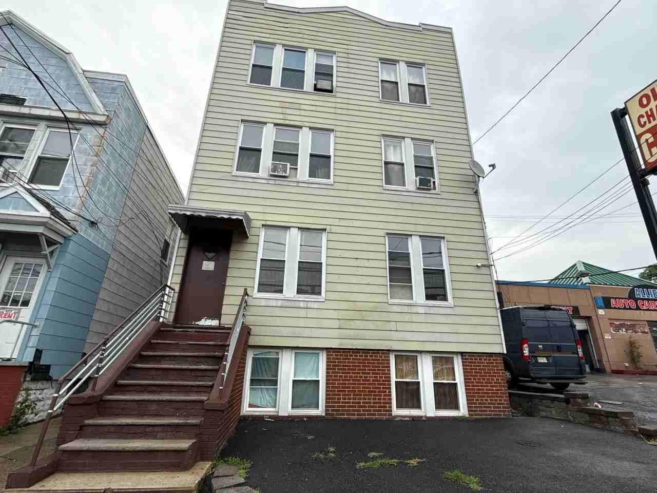 310 Danforth Ave #1R - Photo 2 of 10