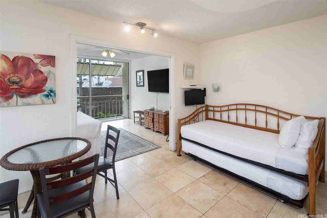 240 Liliuokalani Ave Apt 301 - Photo 3 of 11