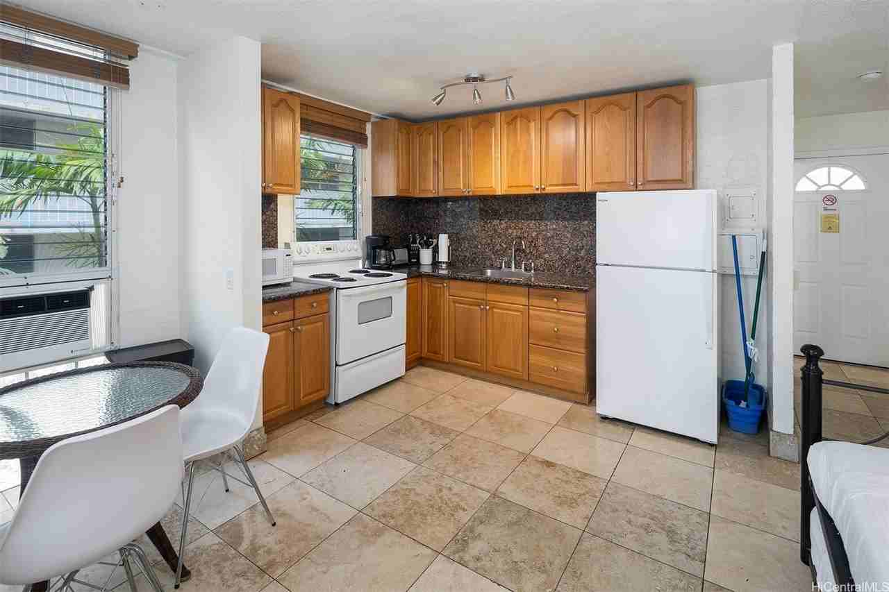 240 Liliuokalani Ave Apt 302 - Photo 2 of 11