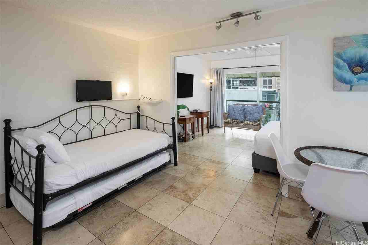 240 Liliuokalani Ave Apt 302 - Photo 3 of 11