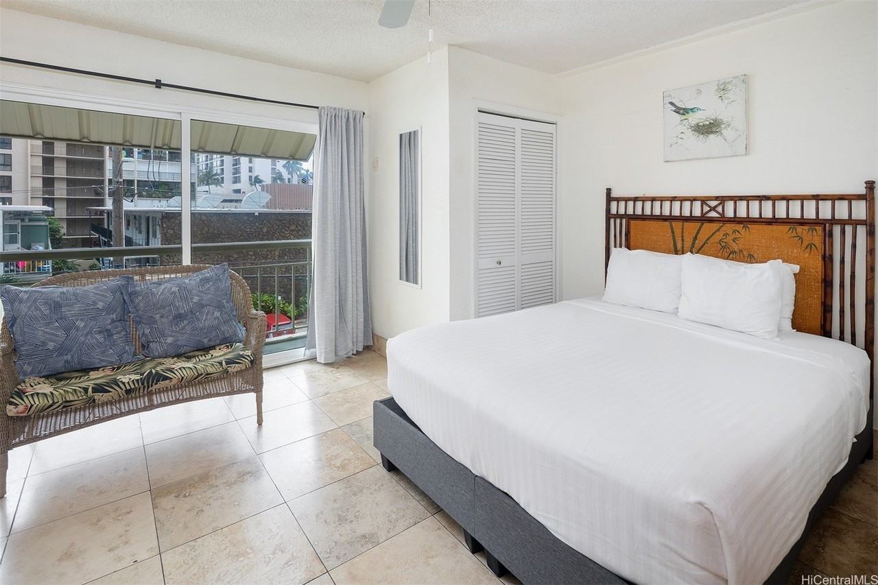 240 Liliuokalani Ave Apt 302 - Photo 4 of 11