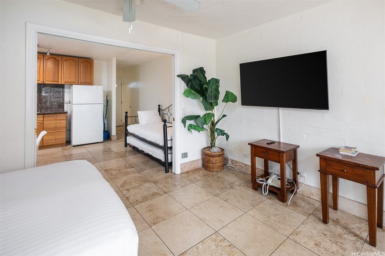 240 Liliuokalani Ave Apt 302 - Photo 5 of 11