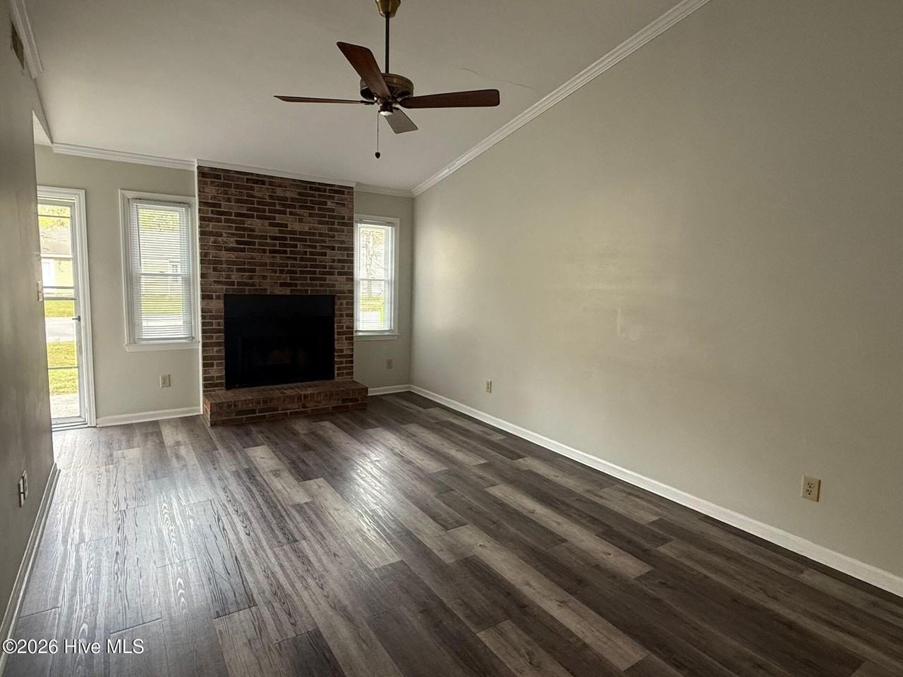 307 Cedar Creek Dr - Photo 3 of 8