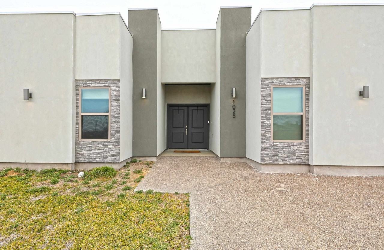 1025 La Muralla St - Photo 4 of 37