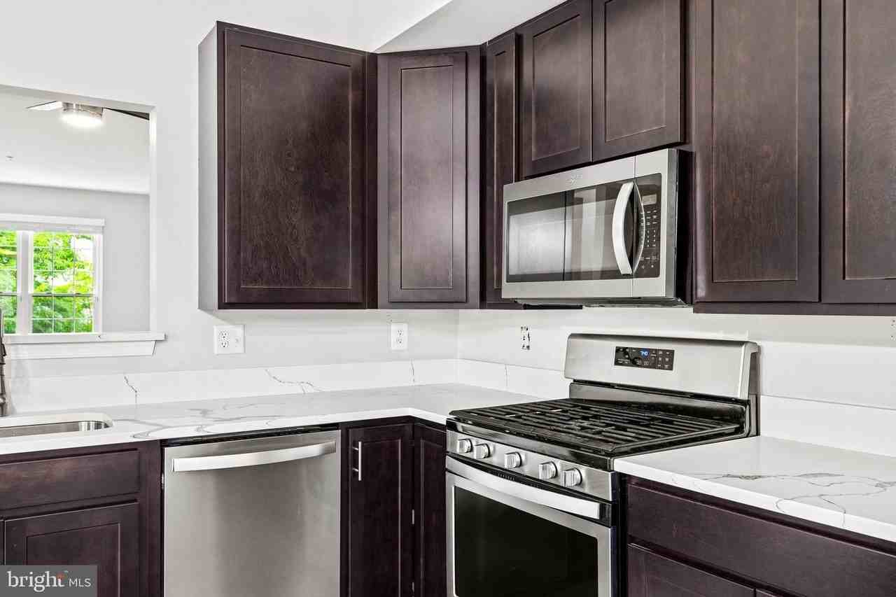 1 Harbour Heights Dr - Photo 4 of 21